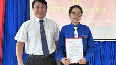 นักเรียน 7 คนจากโรงเรียนมัธยมเกียไรได้รับเกียรติให้เข้าร่วมพรรค