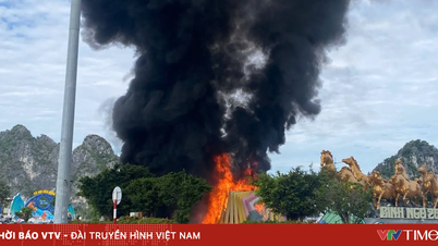 Fire breaks out at a cluster of decorative symbols in 30/10 Square, Quang Ninh.