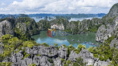 Sebuah tasik biru di tengah-tengah tapak warisan.