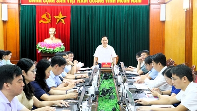 The Economic and Budget Committee of the Provincial People's Council reviews the contents to be submitted to the mid-year regular session.