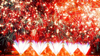A Alemanha 'pinta' o céu, Macau conta a história da 'Jornada ao Oeste' com fogos de artifício no Rio Han.