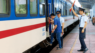 Perkhidmatan kereta api yang menghubungkan timur dan barat bandar menarik ramai pengunjung.