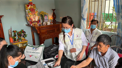 Ungefär 60 000 personer i Ho Chi Minh-staden kommer att få läkarundersökningar och behandling som täcks av sjukförsäkringen hemma.