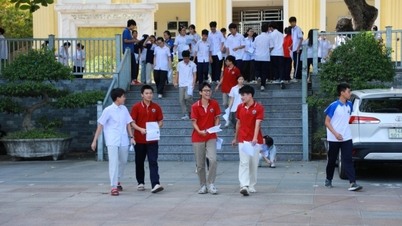 Para kandidat telah menyelesaikan ujian bahasa asing, menandai berakhirnya hari pertama ujian masuk SMA kelas 10.