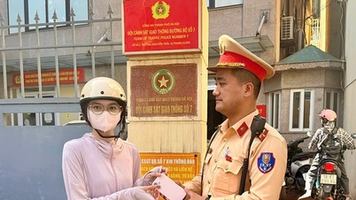 Hanoi: Trafik polisi, vatandaşların kayıp telefonlarını bulmak için teknoloji kullanıyor.