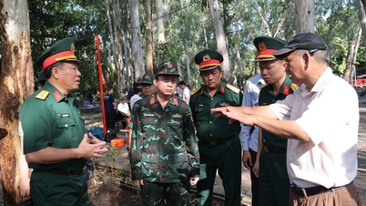 Pria itu membawa foto-foto medan perang kembali ke Taman Le Thi Rieng untuk mencari prajurit yang gugur.