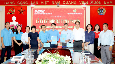Kranten en radio- en televisiestations van de provincie Khanh Hoa tekenen een samenwerkingsovereenkomst voor propaganda met de provinciale vakbond.