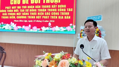 Secretary of the Party Committee of Nhon Hoa Lap commune holds dialogue with local people.