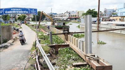Dong Thap province is clearing land and accelerating the progress of the Bao Dinh riverside road project.