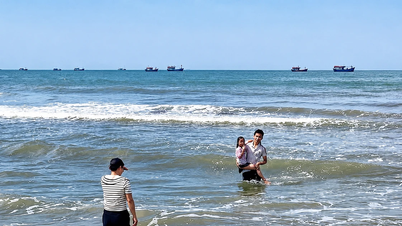Seorang mahasiswa laki-laki melompat ke laut dan berenang ratusan meter untuk menyelamatkan seorang gadis kecil, menolak uang sebagai ucapan terima kasih.