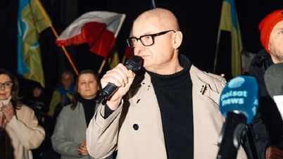 Naib Presiden Senat Poland memulangkan pingat Ukraine.