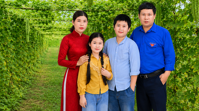 Muong ethnic couple "carry on village affairs," nurturing the values ​​of the Vietnamese family.