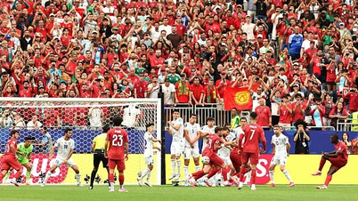 Πορτογαλία εναντίον Ουζμπεκιστάν 2-0 (Ημίχρονο): Γκολ!!! Ο Νούνο Μέντες σκοράρει.