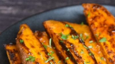 4 groups of people who should limit their consumption of baked sweet potatoes to protect their health.