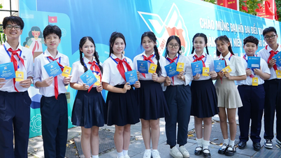 Meeting with 10 outstanding children attending the 13th National Congress of the Youth Union.
