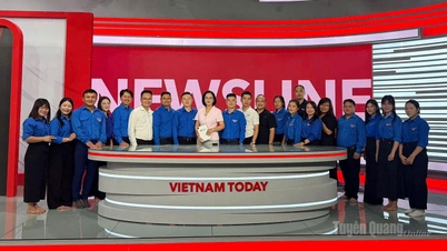 Jongeren uit Tuyen Quang wisselen ervaringen uit met de Jeugdunie van de Vietnamese Televisie.