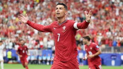 Cristiano Ronaldo gjorde två mål och satte rekord, då Portugal vann med en rungande seger.