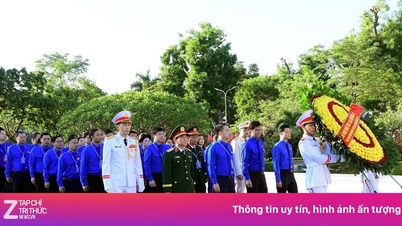 Die Delegierten des 13. Nationalen Kongresses der Jugendunion berichten Präsident Ho Chi Minh über ihre Erfolge.