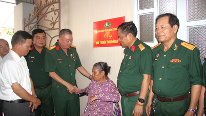 Hai Phong Veteran Entrepreneurs Association skänker ett "Kamratskapshus" till hustrun till en fallen soldat.