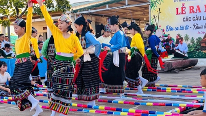 Ia Lốp melancarkan kelab untuk muzik rakyat tradisional Vietnam Selatan dan tarian tiang buluh.