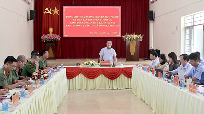 De provinciale politiechef Nguyen Huu Phuoc werkt samen met het Permanent Comité van het Partijcomité van de gemeente Dong Khanh Son.