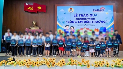 La provincia de Dong Thap distribuye 600 regalos en el marco del programa "Ayudando a los niños a ir a la escuela".