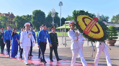 La delegación que asiste al XIII Congreso Nacional de la Unión de la Juventud de Vietnam informa sobre sus logros y rinde homenaje en el mausoleo del presidente Ho Chi Minh.