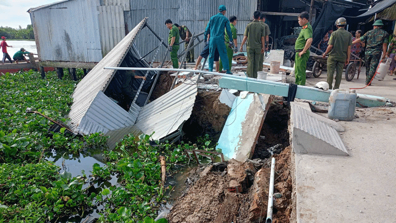 ایک گیانگ: لینڈ سلائیڈنگ کے باعث 3 مکانات دریا میں گر گئے۔