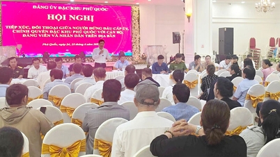 Phu Quoc Özel Ekonomik Bölgesi Parti Komitesi Sekreteri, yetkililer, parti üyeleri ve halkla bir araya gelerek diyalogda bulundu.