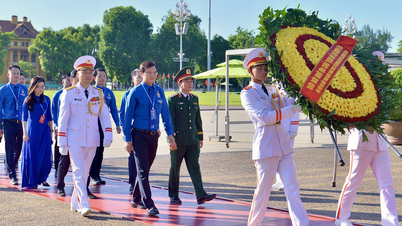Vietnamesiske unge rapporterer om deres præstationer til præsident Ho Chi Minh og bekræfter dermed deres pionerånd i den nye æra.