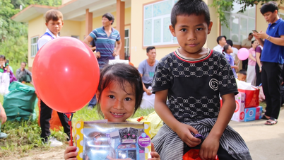 Tassen voller liebevoller Milch stärken die Kinder in der Bergregion Muong Khuong.
