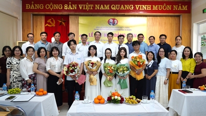 ຄະນະພັກຂອງໂຮງຮຽນມັດທະຍົມຕອນປາຍສຳລັບນັກຮຽນທີ່ມີພອນສະຫວັນໃນສາຂາວິທະຍາສາດທຳມະຊາດໄດ້ຮັບເອົານັກຮຽນທີ່ມີຜົນງານດີເດັ່ນ 5 ຄົນເຂົ້າຮ່ວມພັກ.