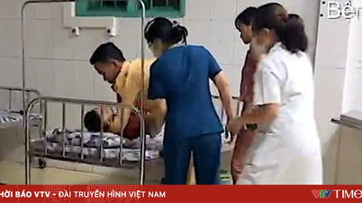 Un niño que sufría de fiebre alta y convulsiones fue trasladado de inmediato al hospital con la ayuda de la policía de tránsito.