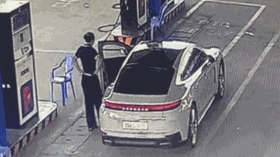 Les pompistes dansent de joie lorsqu'une « belle dame » leur propose d'essayer une voiture de luxe.