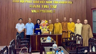 Leaders of the Department of Ethnic Minorities and Religions of Khanh Hoa province visited and congratulated Buddhist dignitaries, officials, and monks on the occasion of the 2026 Buddha's Birthday Celebration.