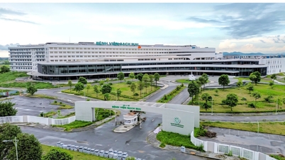 Hanoi - Ninh Binh güzergahında çalışan özel bir tren, Bach Mai Hastanesi'nin ikinci tesisinden doktorları ve sağlık personelini taşıyor.