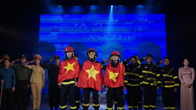 Vietnam'da "barış akıntısına karşı" bir yolculuk: Ateşe doğru yürüyenlere saygı duruşu.