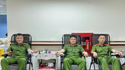 Tři policisté z policejního oddělení Thai Nguyen darovali krev, aby zachránili dítě trpící vážnou nemocí.