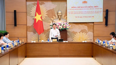 O vice-presidente da Assembleia Nacional, Nguyen Hong Dien, trabalha no andamento de vários projetos de lei.
