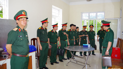 Der Kommandeur der Militärregion 4 inspiziert die lokalen Verteidigungs- und Militärarbeiten in den Provinzen Ha Tinh und Quang Tri.