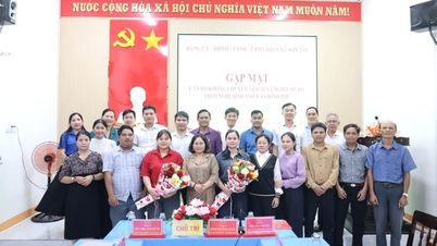 Reunión con funcionarios no especializados que se jubilaron y reciben beneficios en virtud del Decreto Gubernamental 154 en la comuna de Son Tay, provincia de Quang Ngai.