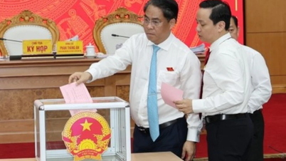 Cao Bang provinsielle folkeråd valgte og avskjediget mange medlemmer av den provinsielle folkekomiteen.