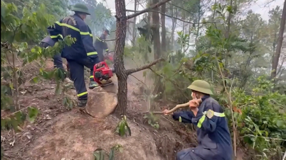 Thanh Hoa: Peste 500 de persoane s-au mobilizat pentru a combate incendiile de pădure din districtul Hai Binh.