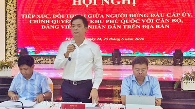 Sekretaris Komite Partai Zona Ekonomi Khusus Phu Quoc, Le Quoc Anh, mengadakan dialog dengan masyarakat An Thoi.