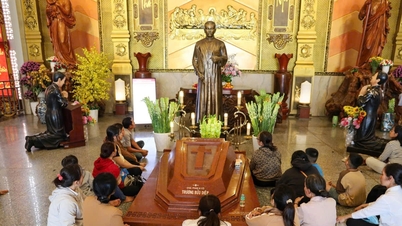 Tắc Sậy-kirken før den første saligkåringsceremoni i Vietnam.