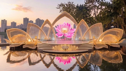 Circa 1.000 persone, indossando i tradizionali abiti vietnamiti ao dai, hanno sfilato al Festival del Loto di Hanoi.
