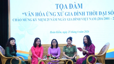 Dans le district de Hoan Kiem, les femmes rehaussent les valeurs familiales à l'ère du numérique.