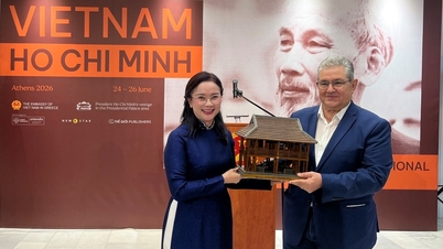นิทรรศการเกี่ยวกับประธานาธิบดีโฮจิมินห์และวันวัฒนธรรมเวียดนามในประเทศกรีซ