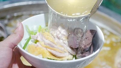 5 michelinských restaurací v Hanoji, které nabízejí kuřecí pho; některé jsou kritizovány za svou cenu, ale i tak jsou plné zákazníků.