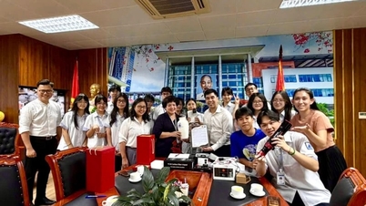 De beste gespecialiseerde middelbare school van Hanoi ontvangt bezoek en een waardevol geschenk van vooraanstaande technologie-experts.